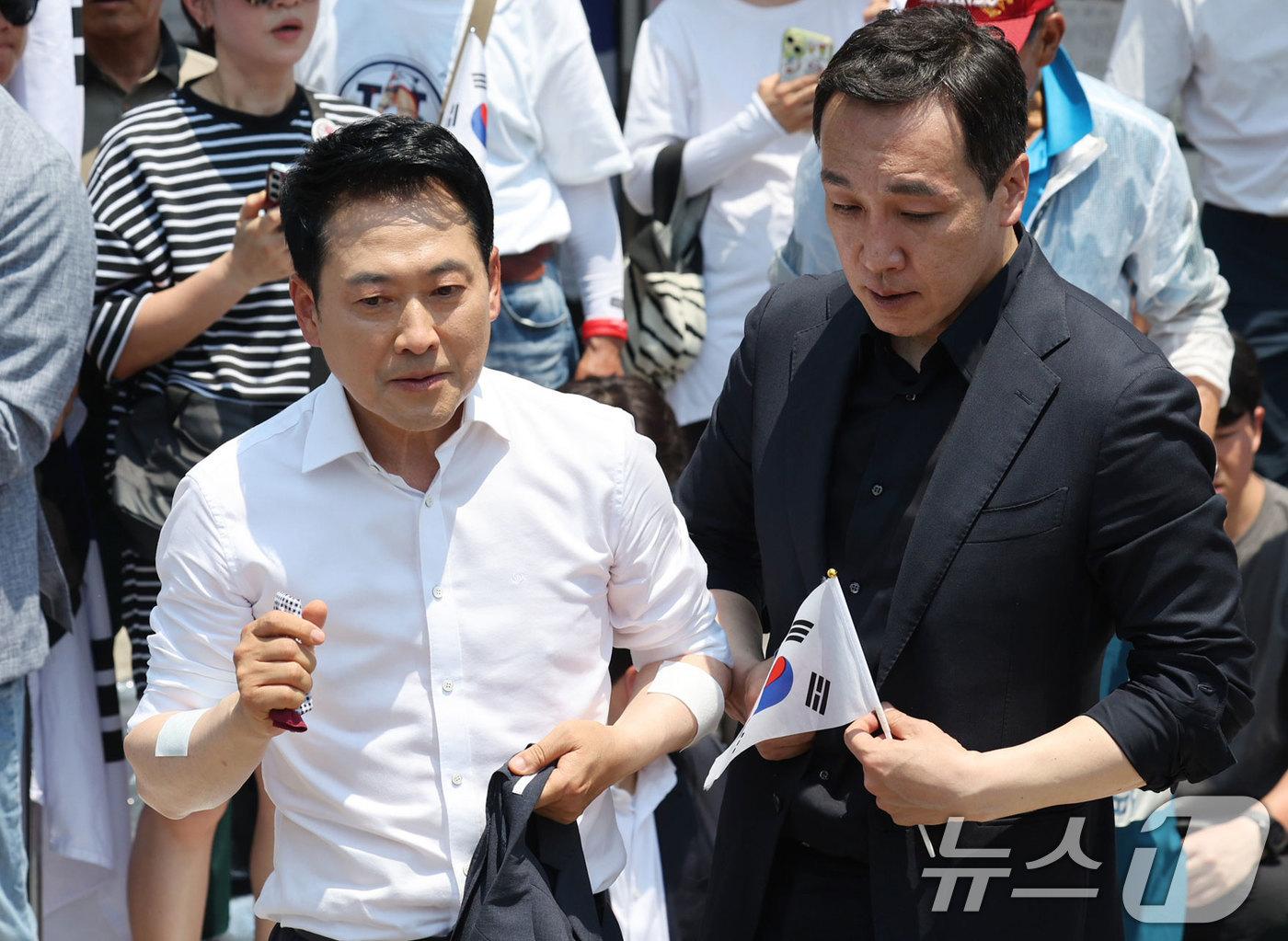 본문 이미지 - 장동혁 국민의힘 대표와 김민수 최고위원이 16일 서울 송파구 올림픽공원 핸드볼경기장을 찾아 6·3 지방선거 '투표용지 부족 사태'로 봉쇄 시위를 하고 있는 시위대를 격려하고 있다. (공동취재) 2026.6.16 ⓒ 뉴스1 김도우 기자