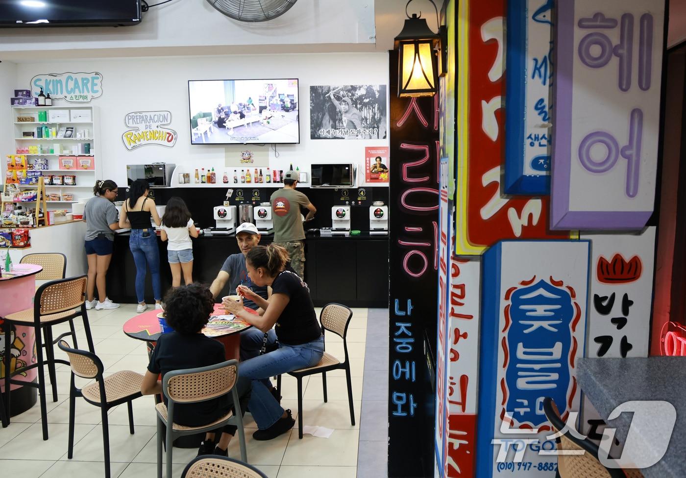 본문 이미지 - 지난 6월 2026 북중미 월드컵이 열린 멕시코 과달라하라 차풀페텍 거리에 위치한 한국 라면 가게에서 멕시코 시민들이 라면을 즐기고 있다. 멕시코의 한류 열풍이 K-푸드, 특히 K-라면의 인기로 이어지며 멕시코는 한국 라면 중남미 수출의 최대 시장으로 자리 잡았다. 2026.6.16 ⓒ 뉴스1 임세영 기자