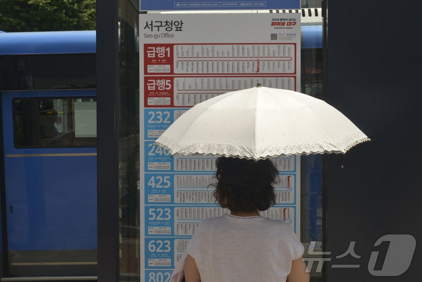본문 이미지 - 16일 오후 대구 서구청앞 버스정류장에서 한 시민이 양산을 쓴 채 버스를 기다리고 있다. 이날 대구·경북 대부분 지역의 낮 기온이 30도를 웃돌며 한여름 같은 더위가 이어졌다. 2026.6.16 ⓒ 뉴스1 이성덕 기자