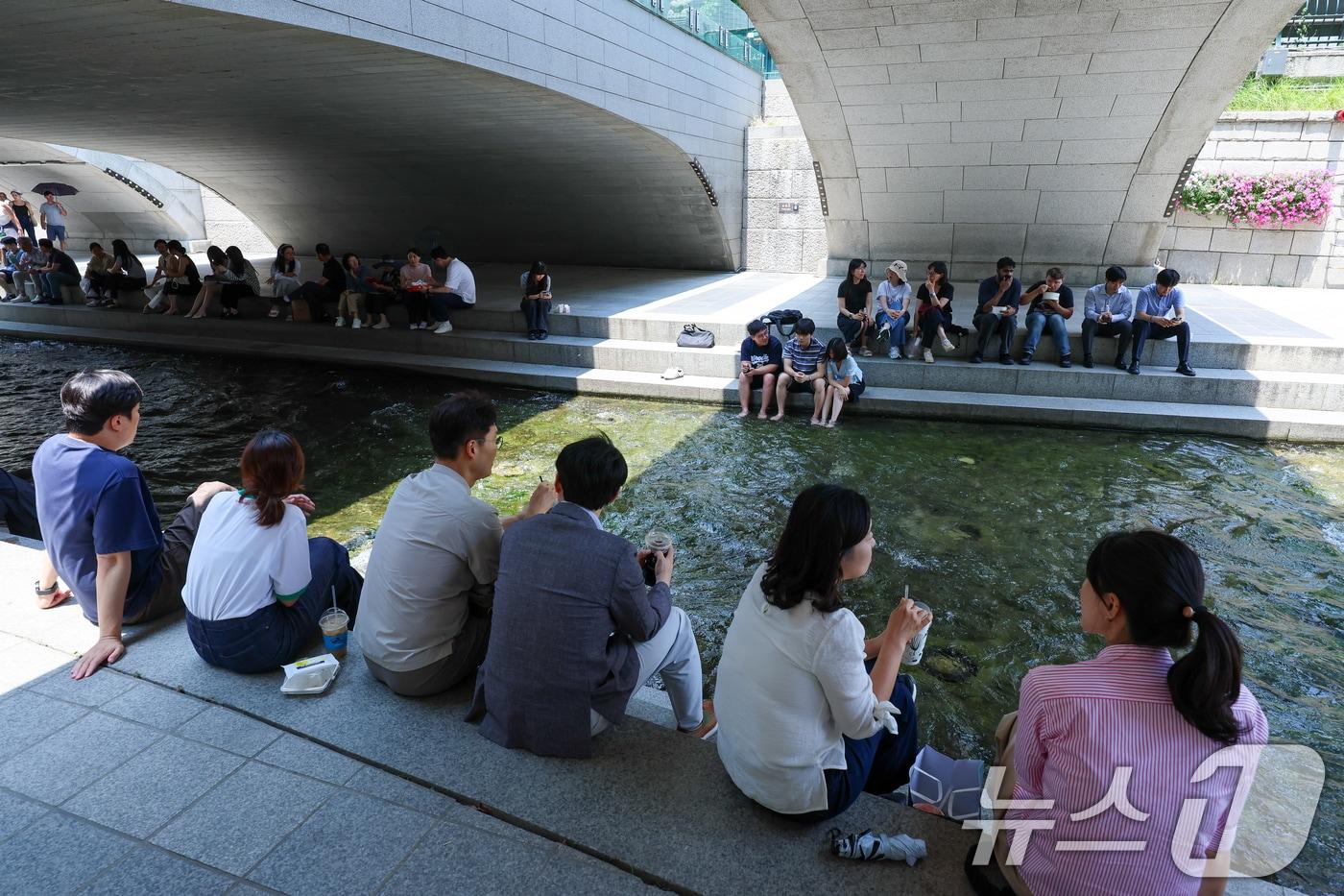 본문 이미지 - 그늘 아래 휴식. 자료 사진 ⓒ 뉴스1 안은나 기자