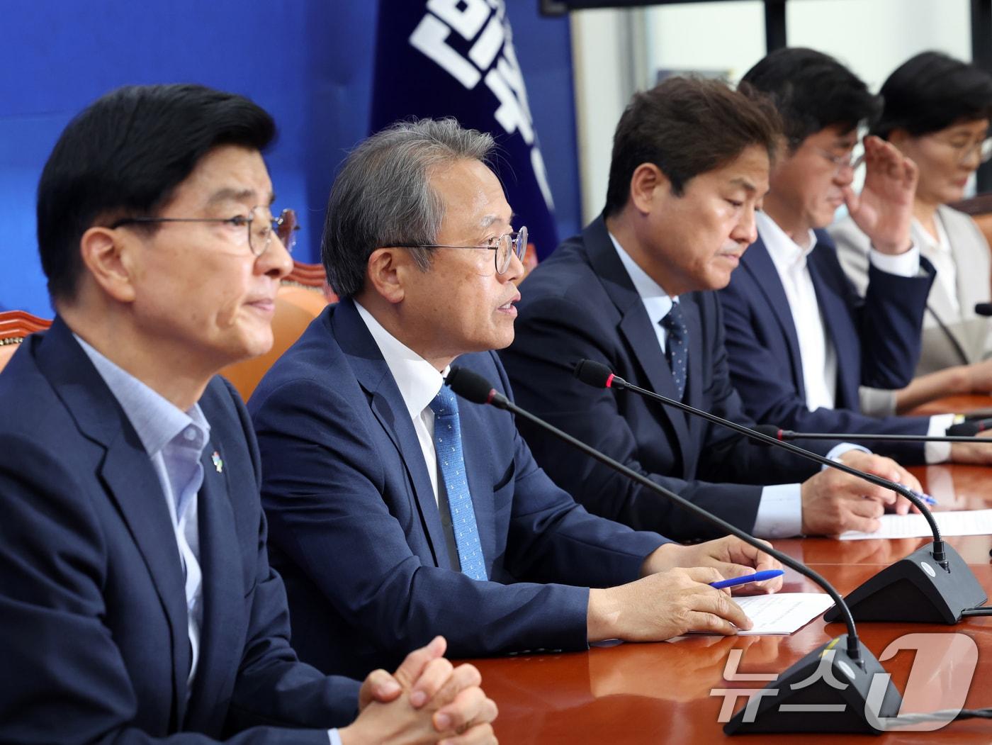 본문 이미지 - 송기헌 더불어민주당 선거제도 개혁 TF 단장이 16일 오후 서울 여의도 국회에서 열린 '국민참정권 수호를 위한 선거제도 개혁 TF 2차 회의'에서 모두발언을 하고 있다. 2026.6.16 ⓒ 뉴스1 황기선 기자