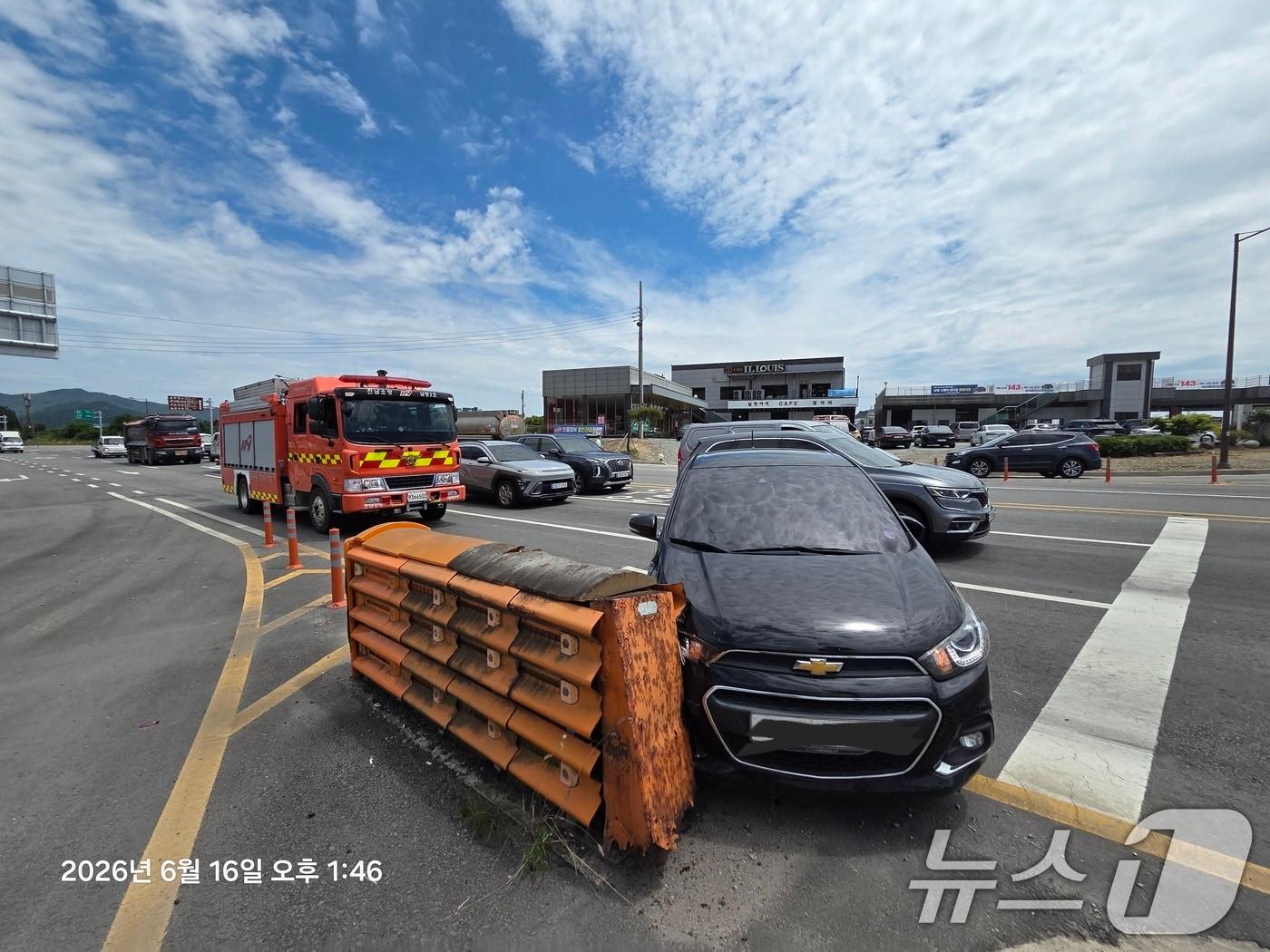 본문 이미지 - 16일 오후 1시 41분쯤 전남 나주시 남평읍의 한 도로에서 경차와 탱크로리가 충돌하는 사고가 발생했다. (전남소방본부 제공. 재판매 및 DB금지) 2026.6.16 ⓒ 뉴스1 이수민 기자