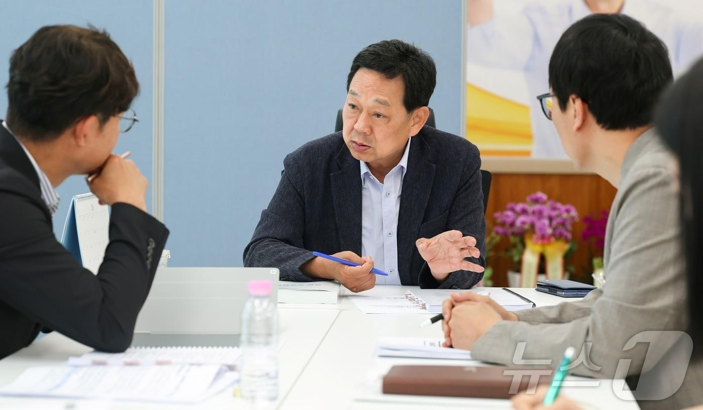 본문 이미지 - 전화식 경북 성주군수 당선인이 16일 군정 현황에 대한 업무보고를 받고 있다. (성주군 제공. 재판매 및 DB금지) ⓒ 뉴스1 정우용 기자