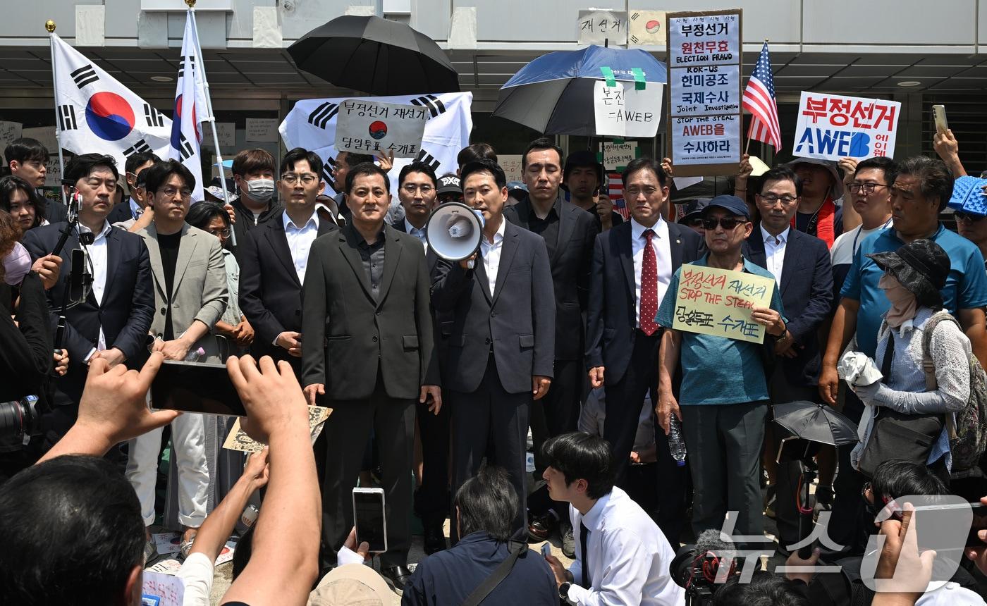 본문 이미지 - 장동혁 국민의힘 대표가 16일 6·3 지방선거 '투표용지 부족 사태'로 봉쇄 시위를 하고 있는 서울 송파구 올림픽공원 핸드볼경기장 앞을 찾아 발언하고 있다. (공동취재) 2026.6.16 ⓒ 뉴스1 김도우 기자