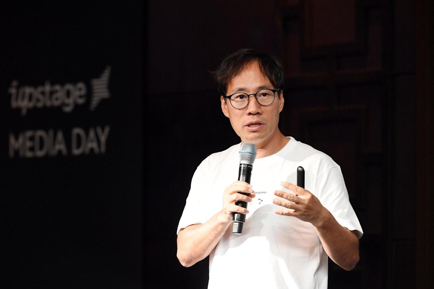 본문 이미지 - 김성훈 업스테이지 대표가 16일 서울 여의도 콘래드 호텔에서 열린 업스테이지 미디어 간담회에서 발표하고 있다. (업스테이지 제공)