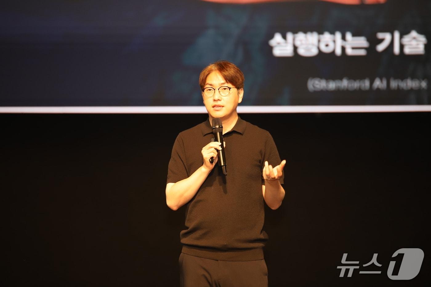 본문 이미지 - 하정우 전 수석이 16일 제주도지사직 인수위원회 주관으로 제주한라대학교 한라아트홀에서 열린 'AX 대전환, 제주의 내일을 말하다' 초청 특강에서 강연하고 있다.(제40대 제주도지사직 인수위 제공. 재판매 및 DB 금지)/뉴스1