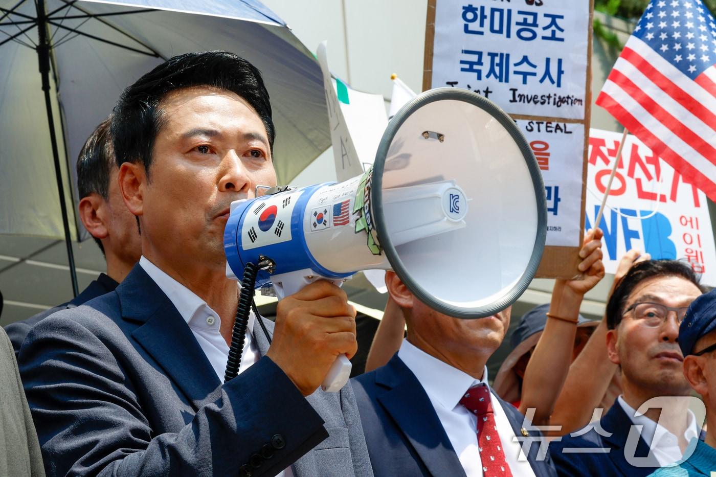 본문 이미지 - 장동혁 국민의힘 대표가 16일 6·3 지방선거 '투표용지 부족 사태'로 봉쇄 시위를 하고 있는 서울 송파구 올림픽공원 핸드볼경기장 앞을 찾아 발언하고 있다. (공동취재) 2026.6.16 ⓒ 뉴스1 김도우 기자