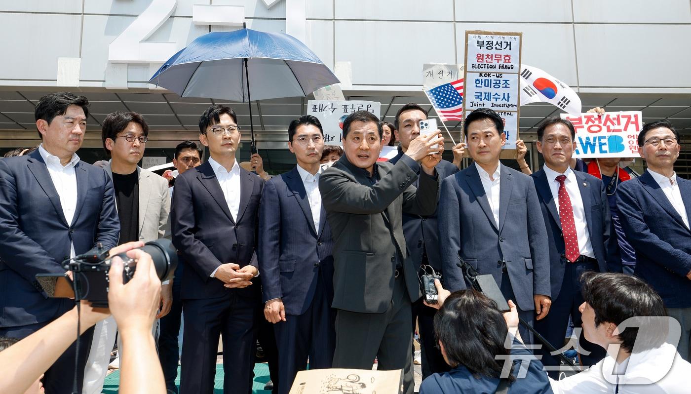 본문 이미지 - 박대출 국민의힘 의원이 장동혁 대표 등과 16일 6·3 지방선거 '투표용지 부족 사태'로 봉쇄 시위를 하고 있는 서울 송파구 올림픽공원 핸드볼경기장 앞을 찾아 발언하고 있다. (공동취재) 2026.6.16 ⓒ 뉴스1 김도우 기자