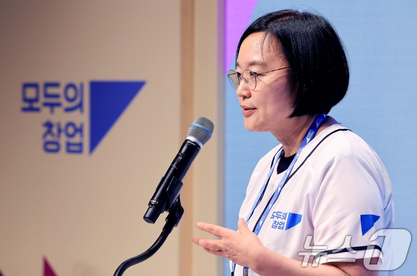 본문 이미지 - 한성숙 중소벤처기업부 장관이 16일 서울 마포구 SVC 서울에서 열린 모두의 창업 1기 출범식에서 축사를 하고 있다. 2026.6.16 ⓒ 뉴스1 이호윤 기자