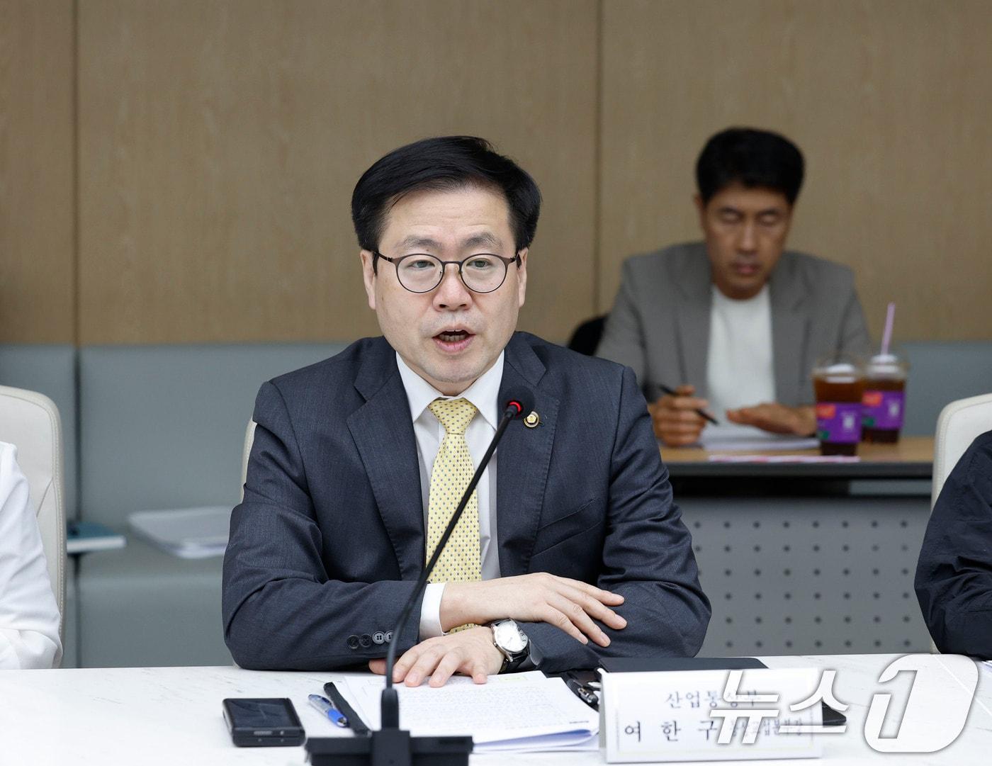 본문 이미지 - 여한구 산업통상부 통상교섭본부장이 16일 오후 서울 중구 대한상공회의소 EC룸에서 열린 제57차 통상추진위원회를 주재하고 있다. (산업통상부 제공. 재판매 및 DB금지) 2026.6.16 ⓒ 뉴스1