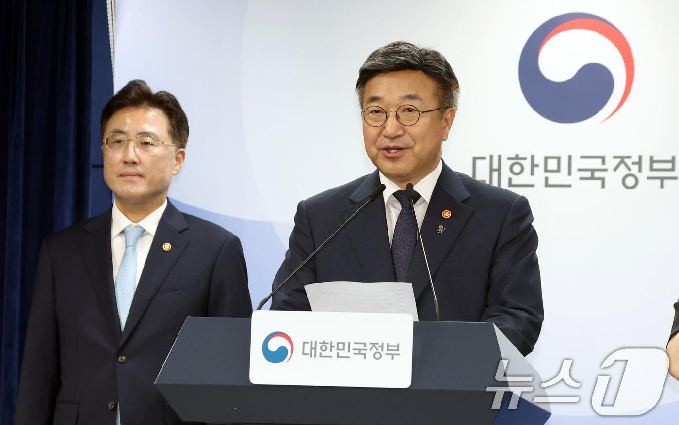 본문 이미지 - 윤호중 행정안전부 장관이 16일 오후 서울 종로구 세종대로 정부서울청사에서 국민참정권 침해와 서울 잠실 개표소 인근 집단시위 관련 대국민 담화문을 발표하고 있다. 2026.6.16 ⓒ 뉴스1 김명섭 기자