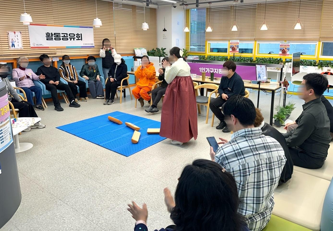 본문 이미지 - 강북구1인가구지원센터 ‘설날 뿌꾸 다락방’ 프로그램에 참여한 주민들이 함께 소통하고 있다.(강북구 제공)