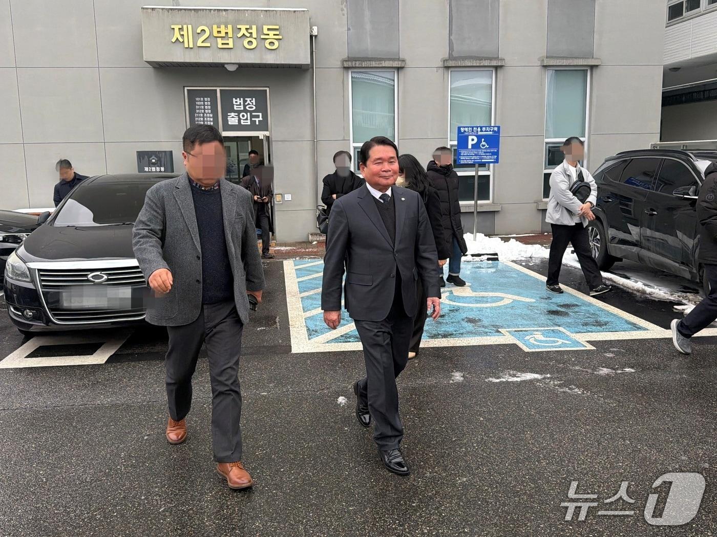 본문 이미지 - 항소심 첫 재판이 끝난 뒤 법정 빠져나가는 신경호 강원도교육감.(뉴스1 DB)