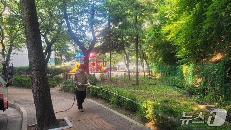 본문 이미지 - 러브버그 방제 활동.(광명시 제공)