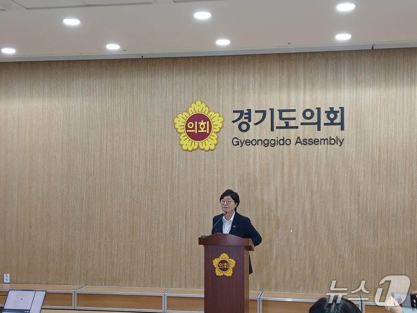 본문 이미지 - 박옥분 경기도의회 의원(민주·수원2)이 16일 오후 도의회 브리핑룸에서 기자회견을 열어 의장 선거 불출마를 선언했다.2026.06.16/뉴스1 ⓒ News1 송용환 기자