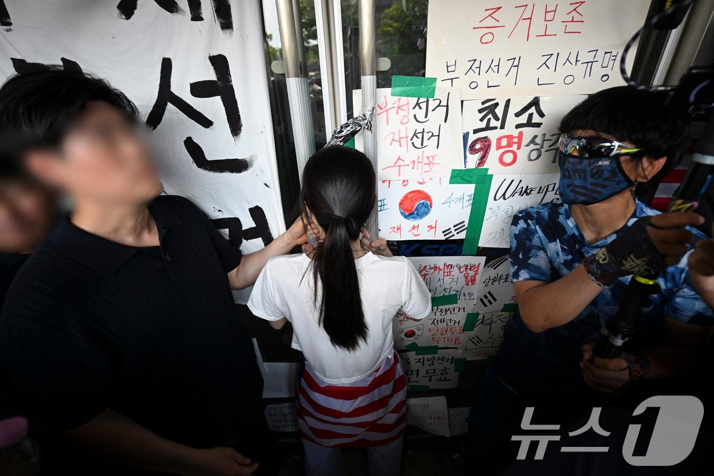본문 이미지 - 16일 서울 올림픽공원 핸드볼경기장에서 한 시위 참가자가 대한체육회 등 입주 단체 관계자들의 진입을 막아서고 있다. (공동취재) 2026.6.16 ⓒ 뉴스1 김도우 기자