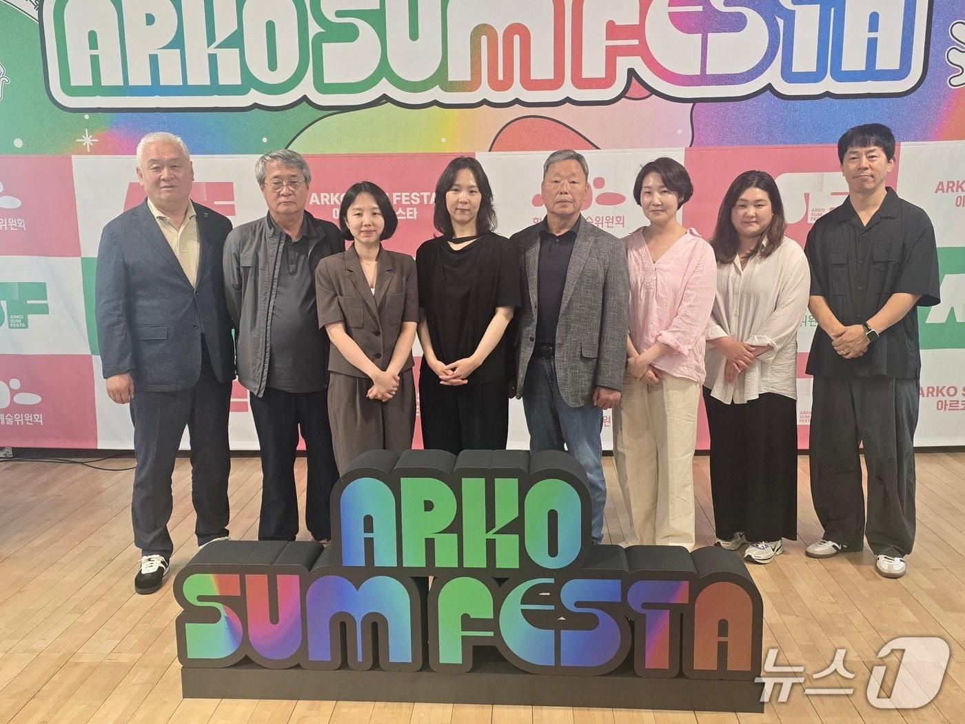본문 이미지 - 16일 동숭동 예술가의 집에서 열린 '아르코 썸 페스타' 기자간담회에서 참석자들이 기념 촬영을 하고 있다. ⓒ 뉴스1 김정한 기자