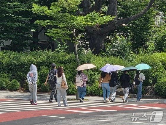 본문 이미지 - 16일 오후 1시 30분쯤 전북대학교 학생들이 양산을 쓰고 교정을 걷고 있다.2026.6.16/뉴스1 문채연 기자