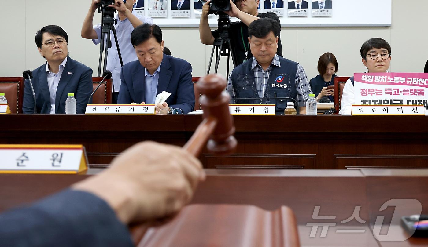 본문 이미지 - 권순원 최저임금위원회 위원장이 16일 세종시 정부세종청사 최저임금위원회에서 열린 2027년도 최저임금위원회 6차 전원회의를 시작하며 의사봉을 두드리고 있다. 2026.6.16 ⓒ 뉴스1 김기남 기자