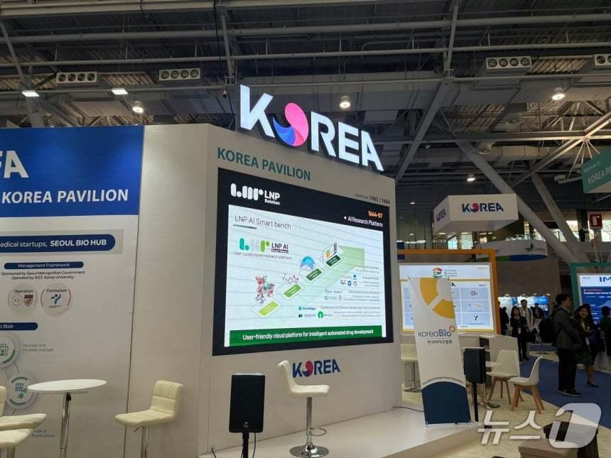 본문 이미지 - 지난해 미국 보스턴에서 열린 '바이오 USA' 행사 전시관에 설치된 한국관 부스 전경. ⓒ뉴스1 김정은 기자