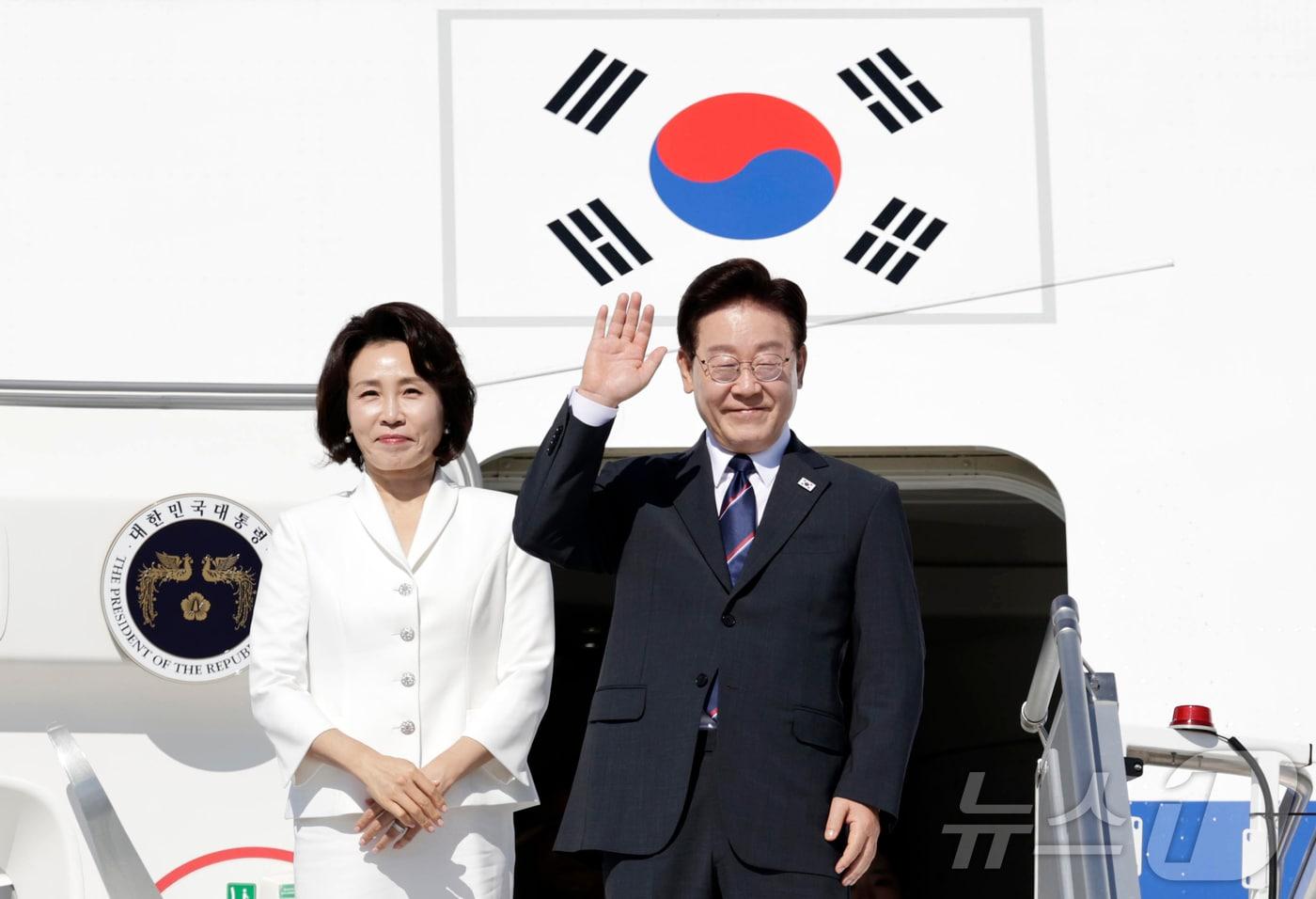 본문 이미지 - 이재명 대통령과 김혜경 여사가 16일(현지시간) 이탈리아 로마 다빈치 국제공항에서 환송객에게 인사를 하고 있다. ⓒ 뉴스1 허경 기자
