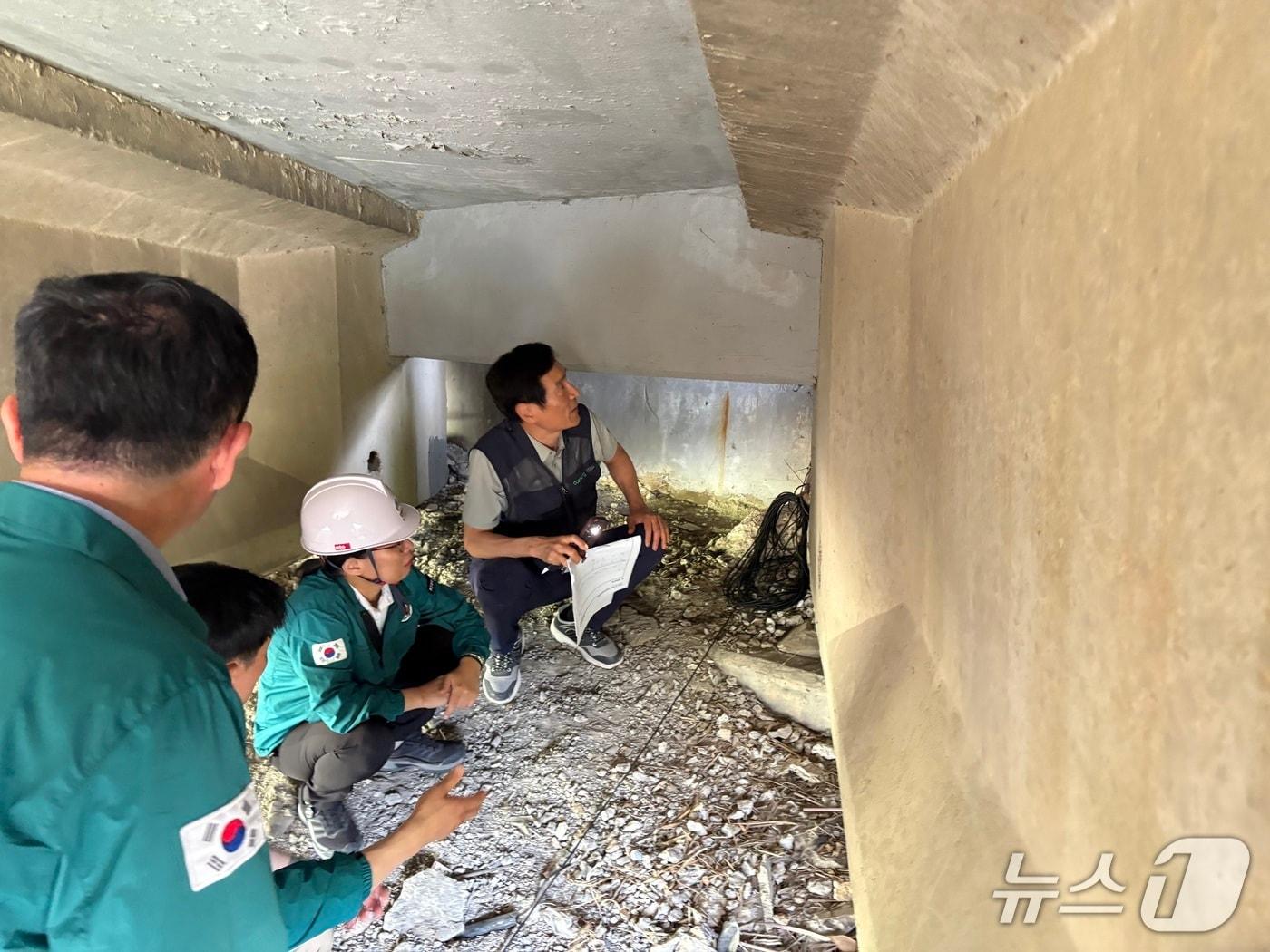 본문 이미지 - 울산 북구는 최근 결함이 발견된 병영교에 대한 민관합동 긴급 현장점검을 실시했다.(울산 북구 제공. 재판매 및 DB금지)/뉴스1