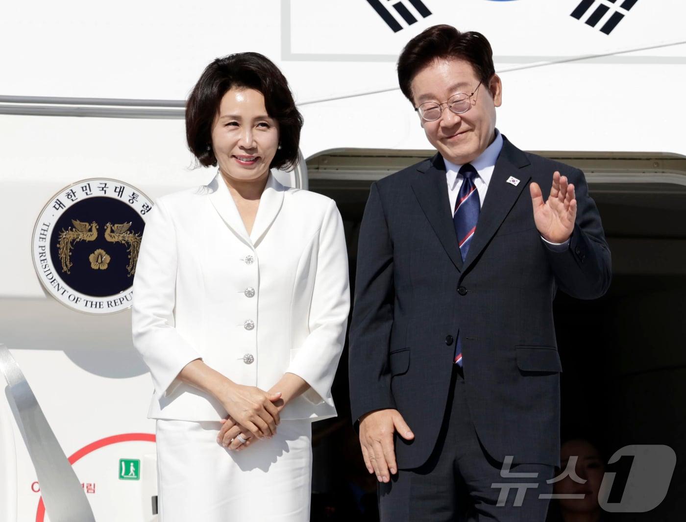 본문 이미지 - 이재명 대통령과 김혜경 여사가 16일(현지시간) 이탈리아 로마 다빈치 국제공항에서 환송객에게 인사를 하고 있다. ⓒ 뉴스1 허경 기자