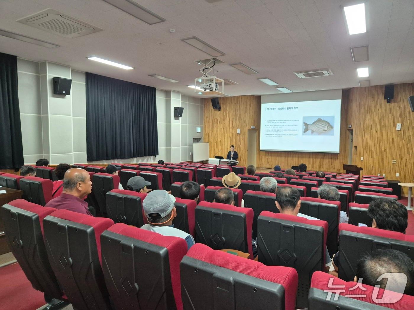 본문 이미지 - 16일 충주 충북도내수면연구소에서 진행된 낚시터 전문교육(한국어촌어항공단 제공)