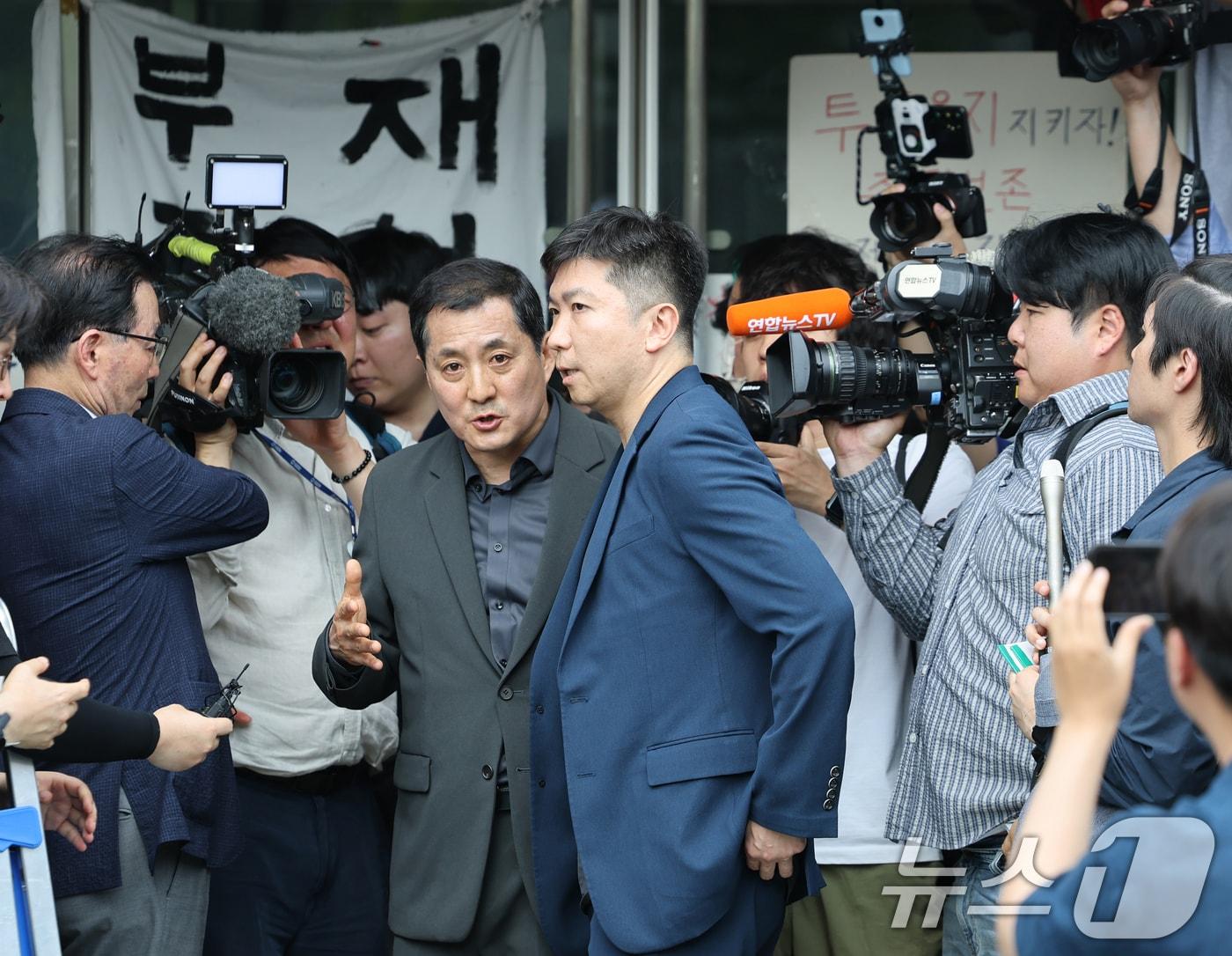 본문 이미지 - 유승민 대한체육회장이 16일 6·3 지방선거 투표용지 부족 사태에 반발한 시민들이 시위를 이어가고 있는 서울 올림픽공원 핸드볼경기장을 찾아 진입을 기다리고 있다. (공동취재) 2026.6.16 ⓒ 뉴스1 김도우 기자