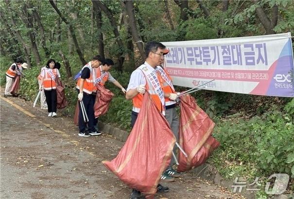 본문 이미지 - 16일 도로공사 수도권본부 직원들이 매송휴게소 인근에서 불법 투기된 쓰레기를 치우고 있다. (도공 수도권본부 제공, 재판매 및 DB금지)
