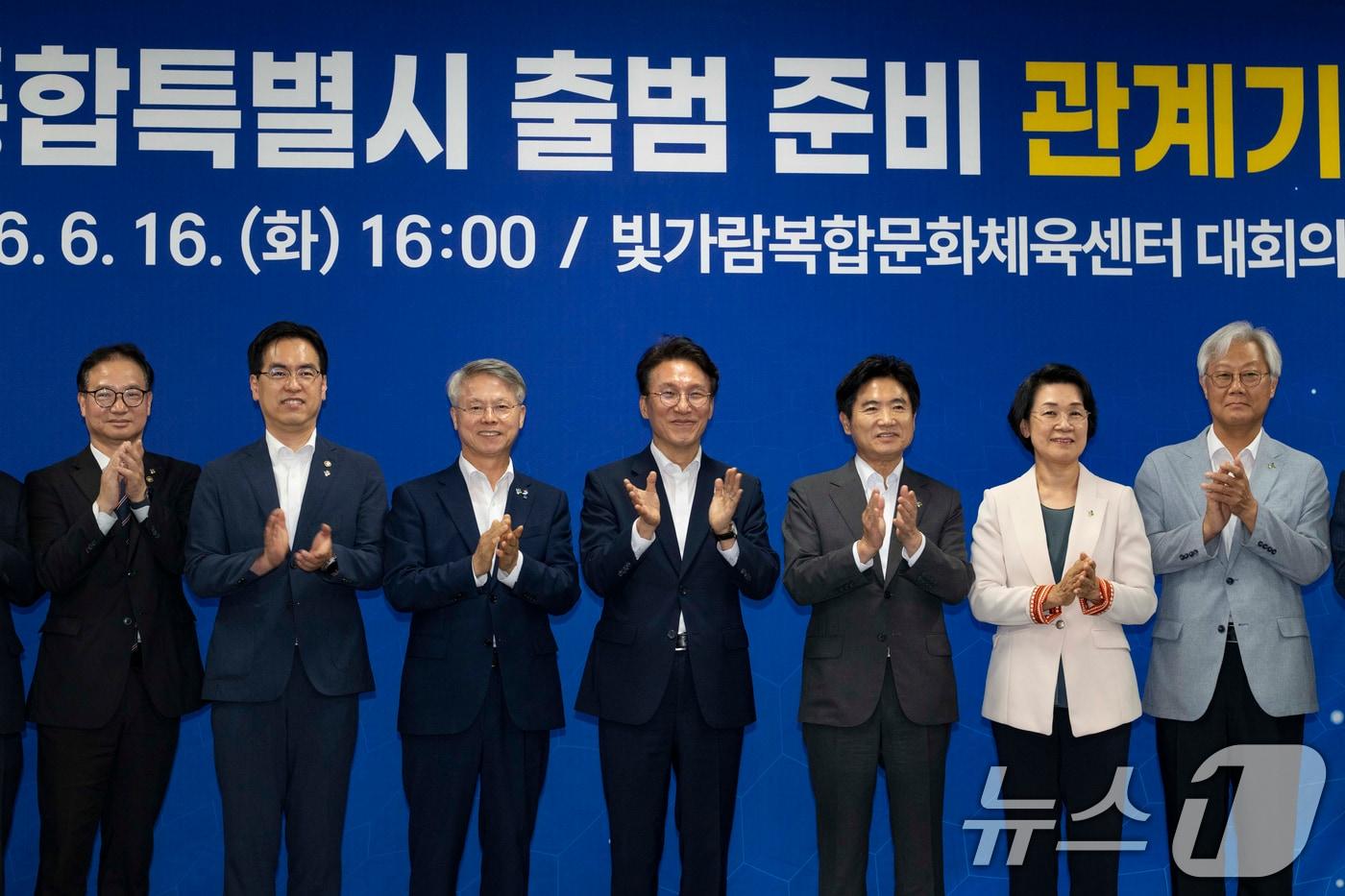 본문 이미지 - 김민석 국무총리가 16일 오후 전남 나주시 빛가람 복합문화체육센터에서 열린 전남광주통합특별시 출범준비 관계기관 간담회에 앞서 민형배 전남광주통합특별시장 당선인, 김대중 교육감 당선 등 참석자들과 기념촬영을 하고 있다. 2026.6.16 ⓒ 뉴스1 광주·전남사진기자단