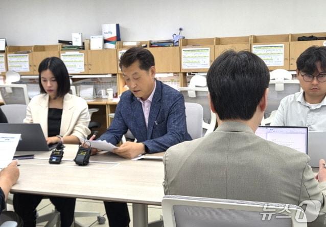 본문 이미지 - 정재균 인수위 대변인은 16일 전북교육청에서 브리핑을 열고 교육재정 운용 전략에 대해 설명하고 있다./뉴스1