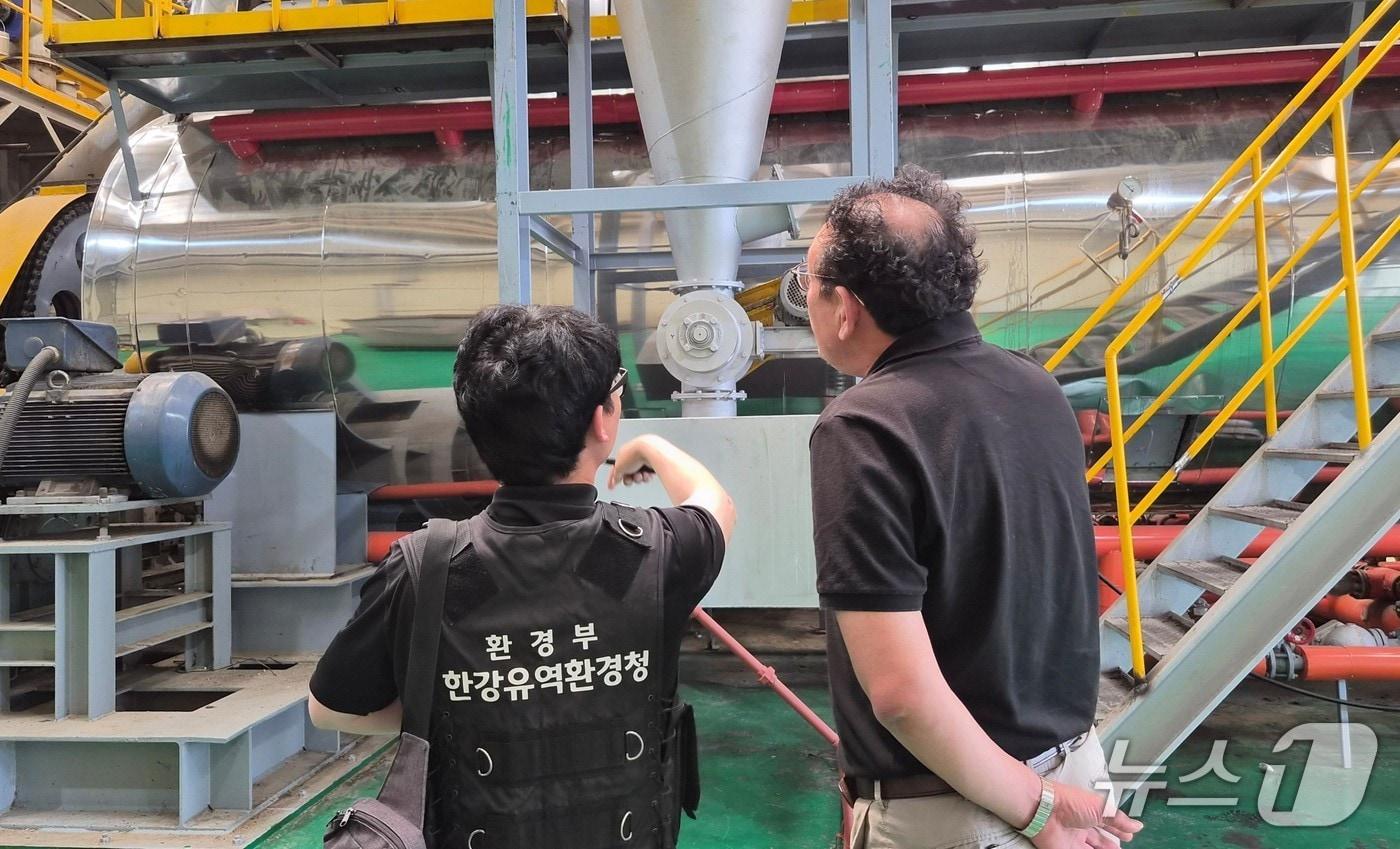 본문 이미지 - 한강청 환경감시단 관계자가 16일 경기 고양시의 한 음식물류폐기물 처리시설을 점검하고 있는 모습.(한강청 제공)