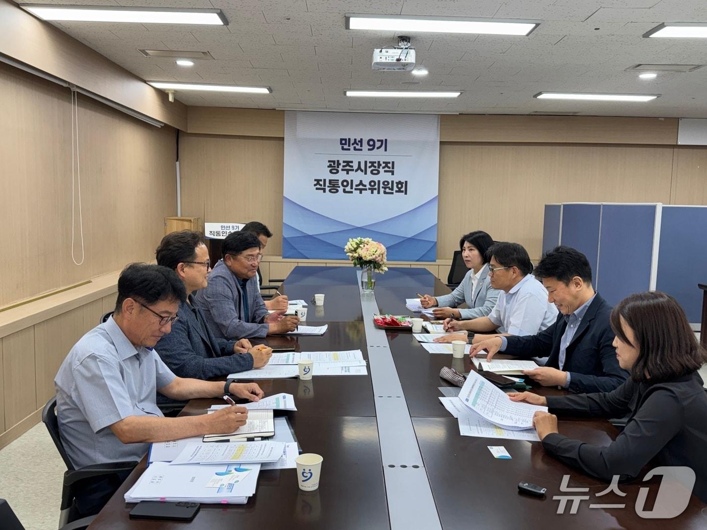 본문 이미지 - 박관열 광주시장 당선인(왼쪽 앞에서 세번째)이 인수위 사무실에서경기도 관계자와 수자원 정책 간담회를 하고 있는 모습.(당선인측 제공)