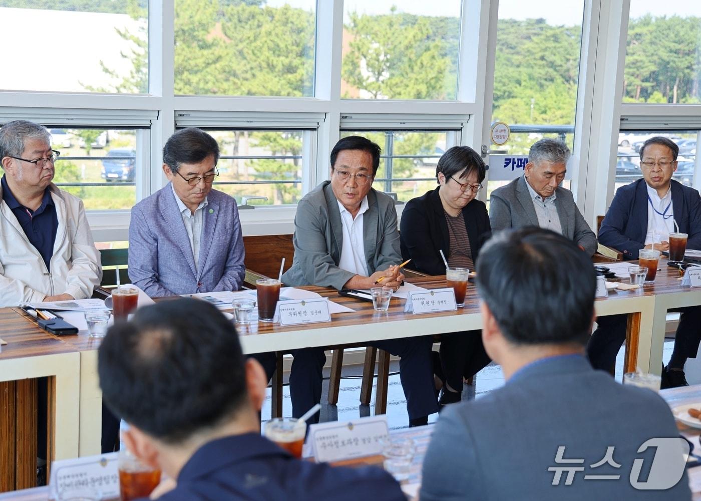 본문 이미지 - 강릉해양경찰서는 16일 경포 아쿠아리움에서 2026년 상반기 정책자문위원회 정기회의를 개최했다.(강릉해경 제공, 재판매 및 DB 금지) 2026.6.16/뉴스1