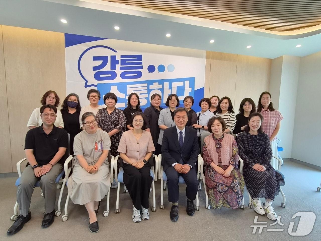 본문 이미지 - 김중남 민선 9기 강원 강릉시장 당선인(사진 앞줄 네번째)이 16일 지역아동센터장들과 간담회 후 기념촬영을 하고 있다.(강릉시장직 인수위원회 제공, 재판매 및 DB 금지) 2026.6.16/뉴스1