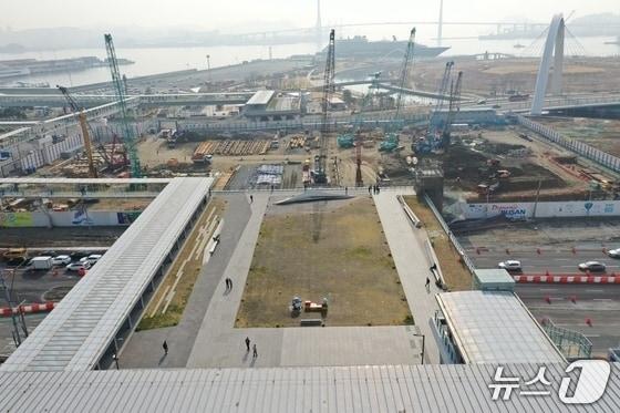 본문 이미지 - 부산역 상부층에서 바라본 북항 재개발지구 C-1블록 환승센터 공사 현장 모습 (BPA 제공. 재판매 및 DB금지)