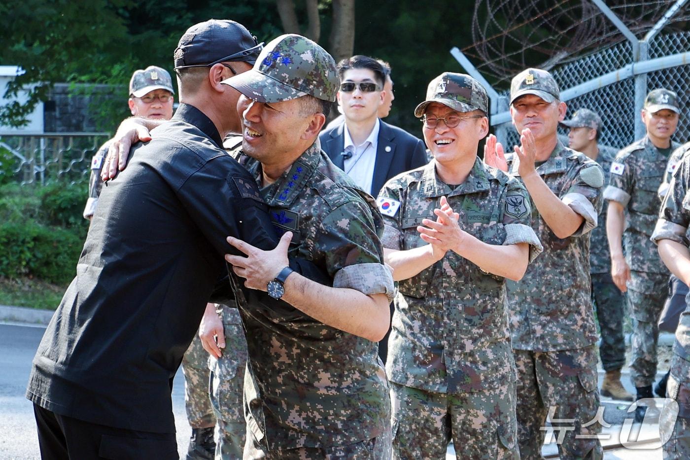 본문 이미지 - 16일 진영승 합참의장이 국군화생방방호사령부를 방문해 장병을 격려하고 있다. (합참 제공)