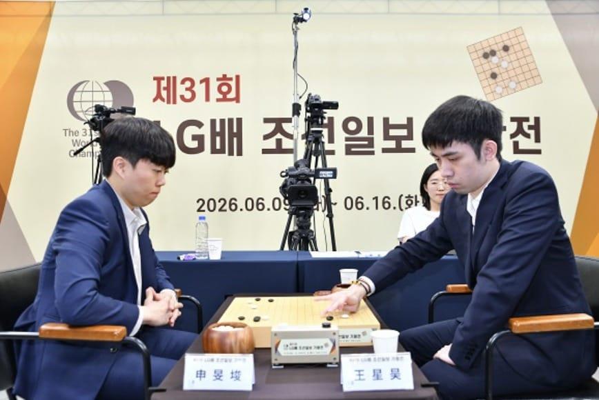 본문 이미지 - 신민준 9단(왼쪽)이 16일 열린 제31회 LG배 결승 최종국에서 중국의 왕싱하오 9단에 패해 대회 2연패가 무산됐다. (한국기원 제공)