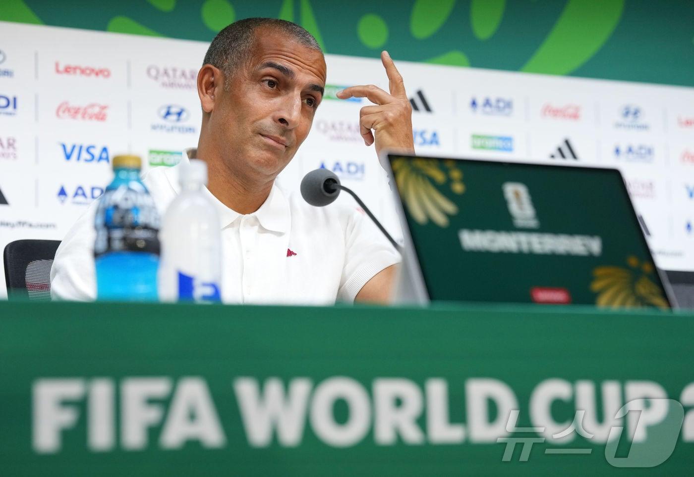 본문 이미지 - 사브리 라무시 튀니지 축구대표팀 감독이 2026 FIFA 북중미 월드컵에서 한 경기 만에 해임됐다. ⓒ 신화=뉴스1