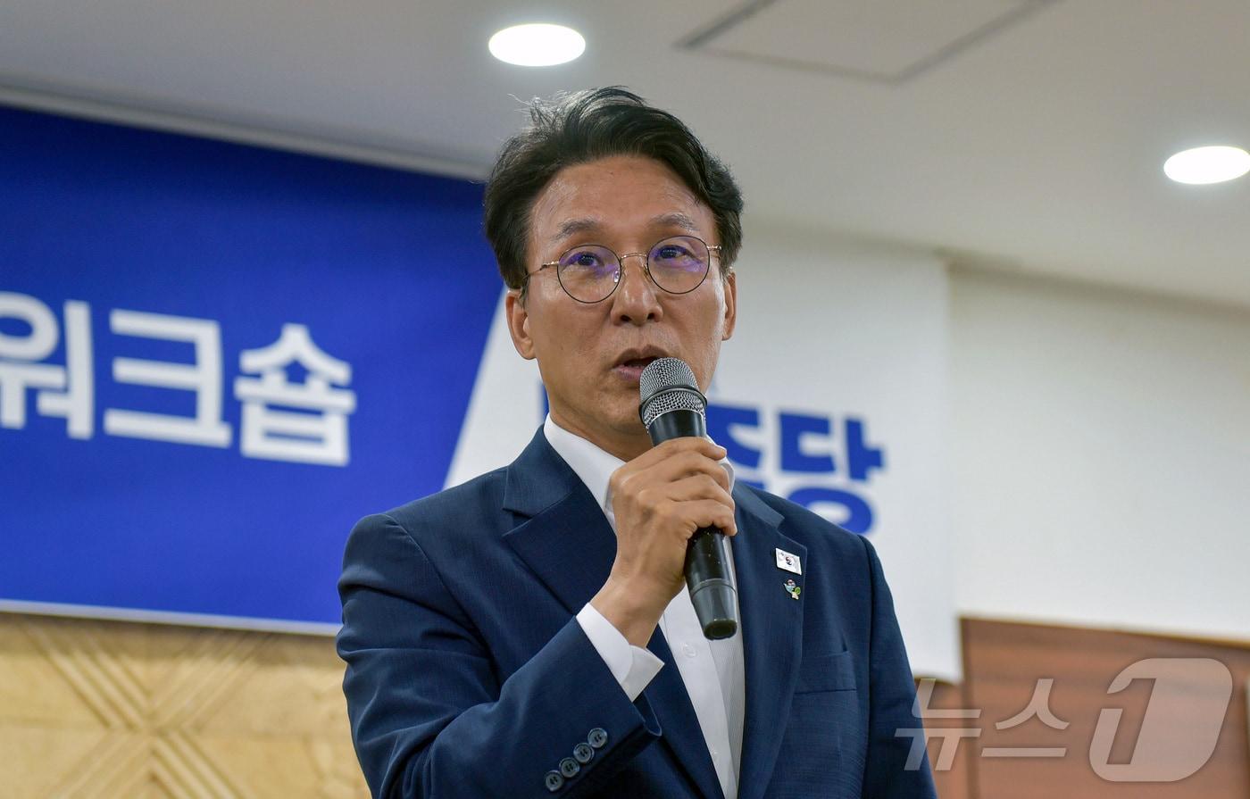 본문 이미지 - 김민석 국무총리가 16일 전남 보성 다비치콘도에서 열린 제9회 전국동시지방선거 전남광주통합특별시의원 당선인 워크숍에서 축사하고 있다. 2026.6.16 ⓒ 뉴스1 김성준 기자
