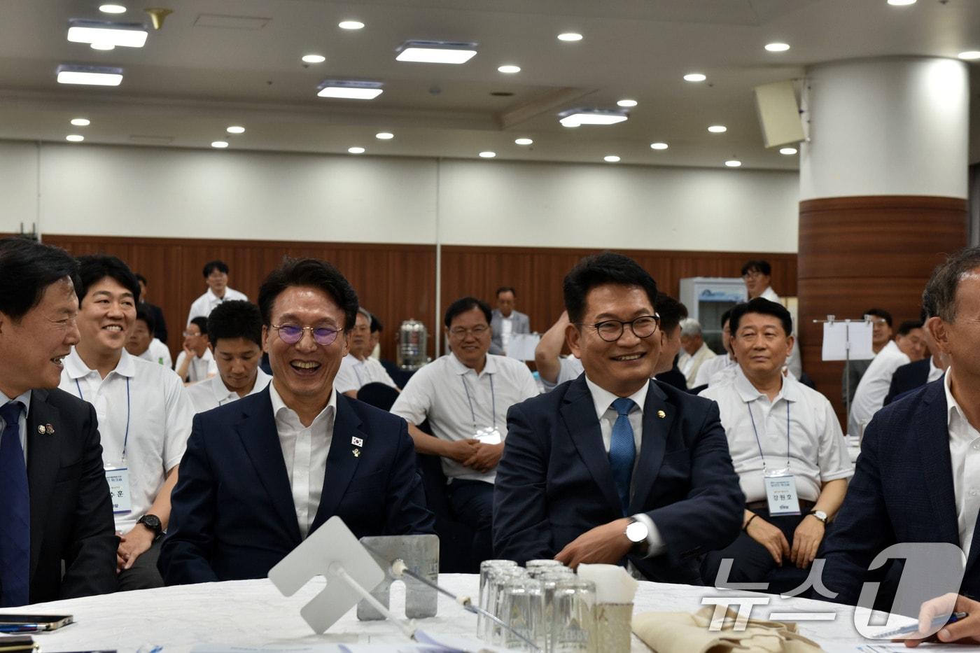 본문 이미지 - 김민석 국무총리와 송영길 더불어민주당 의원이 16일 전남 보성 다비치콘도에서 열린 제9회 전국동시지방선거 전남광주통합특별시의원 당선인 워크숍에서 미소 짓고 있다. 2026.6.16 ⓒ 뉴스1 김성준 기자