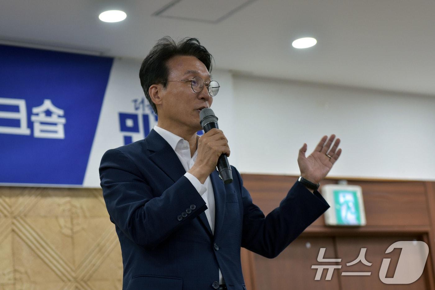 본문 이미지 - 김민석 국무총리가 16일 전남 보성 다비치콘도에서 열린 제9회 전국동시지방선거 전남광주통합특별시의원 당선인 워크숍에서 축사하고 있다. 2026.6.16 ⓒ 뉴스1 김성준 기자