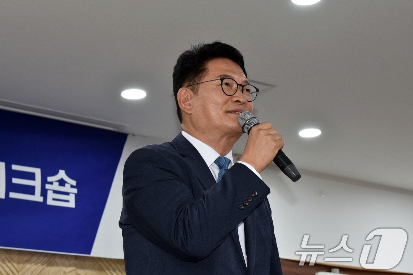 본문 이미지 - 송영길 더불어민주당 전 대표가 지난 16일 전남 보성 다비치콘도에서 열린 더불어민주당 전남광주통합특별시의원 당선인 워크숍에서 축사하고 있다. 2026.6.16 ⓒ 뉴스1 김성준 기자