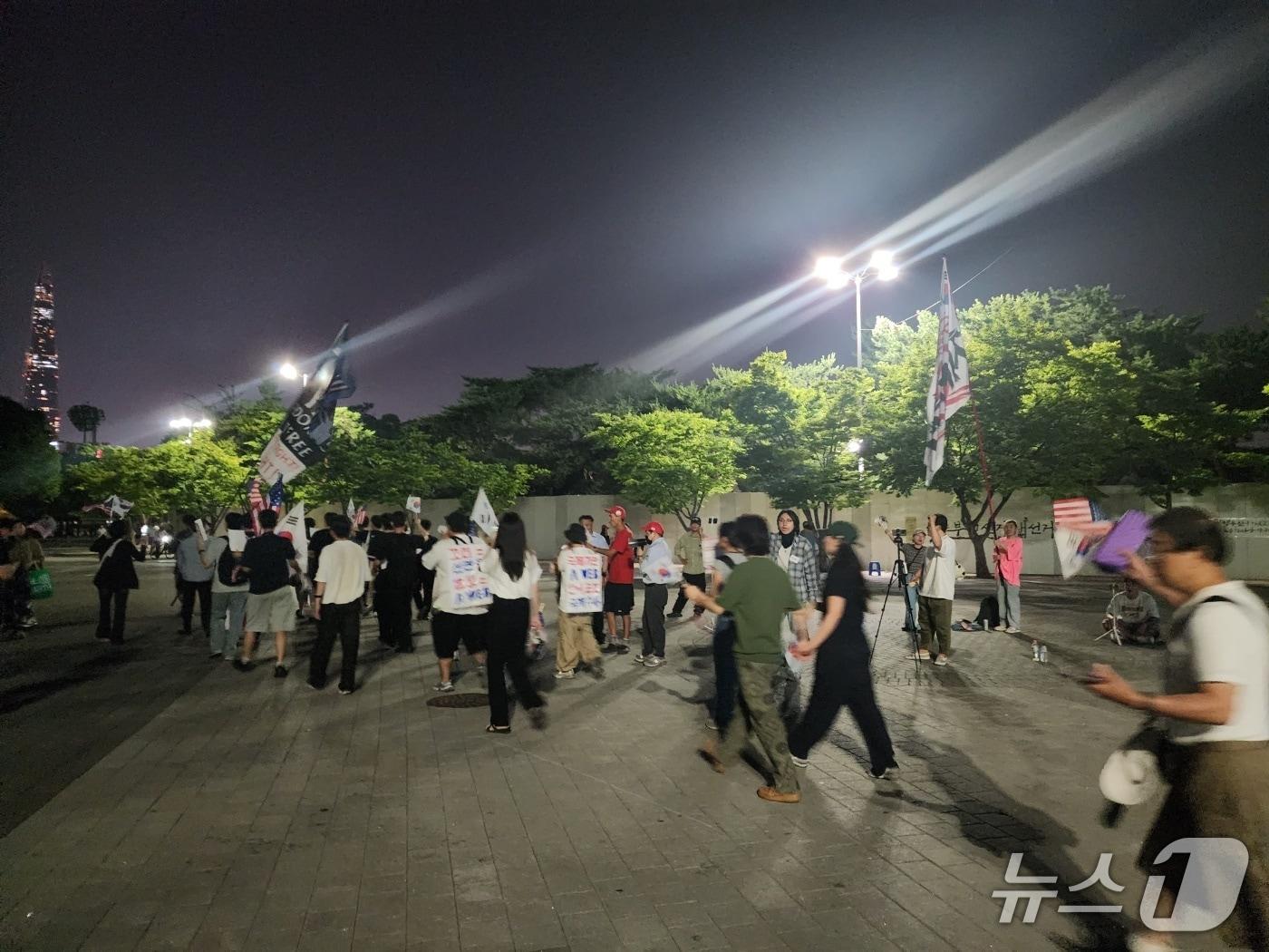 본문 이미지 - 16일 서울시 송파구 올림픽공원 핸드볼경기장 주변에서 시위자들이 구호를 외치며 행진하고 있다. 2026.06.16 /ⓒ 뉴스1 권진영 기자