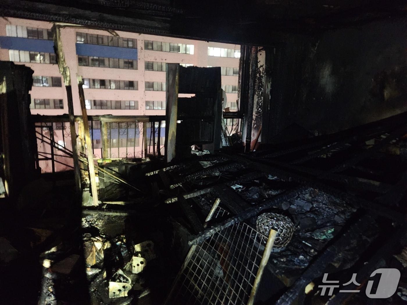 본문 이미지 - 16일 부산 수영구 남천동의 12층짜리 아파트에서 불이 난 모습. (부산소방재난본부 제공. 재판매 및 DB금지)