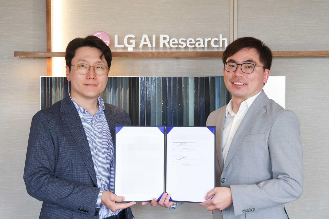 본문 이미지 - 임우형 LG AI연구원장(왼쪽)과 이슬기 디앤디파마텍 대표(오른쪽)가 16일 오후 서울 여의도 LG트윈타워에서 차세대 펩타이드 신약 공동 개발 사업 본계약을 체결하고 기념사진을 찍고 있다.(LG 제공)/뉴스1