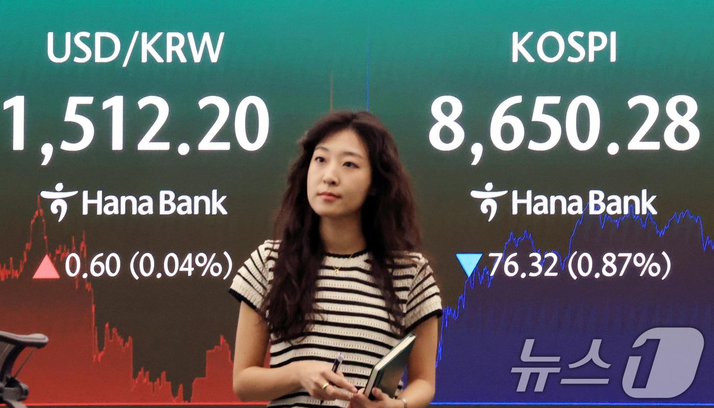 본문 이미지 - 17일 서울 중구 하나은행 본점 딜링룸 전광판에 개장 시황이 나오고 있다.  2026.6.17 ⓒ 뉴스1 이호윤 기자