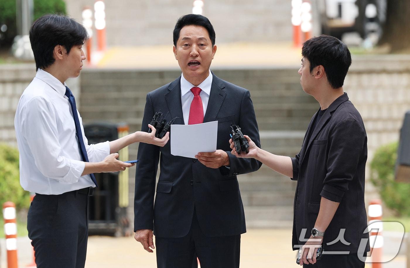 본문 이미지 - 오세훈 서울시장이 17일 서울 서초구 서울중앙지방법원에서 열린 여론조사비 대납 의혹 관련 결심 공판에 출석하며 입장을 밝히고 있다. 2026.6.17 ⓒ 뉴스1 오대일 기자