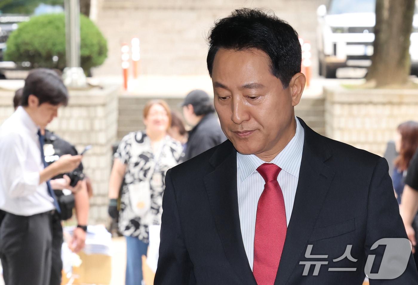 본문 이미지 - 오세훈 서울시장이 17일 서울 서초구 서울중앙지방법원에서 열린 여론조사비 대납 의혹 관련 결심 공판에 출석하고 있다. 2026.6.17 ⓒ 뉴스1 오대일 기자